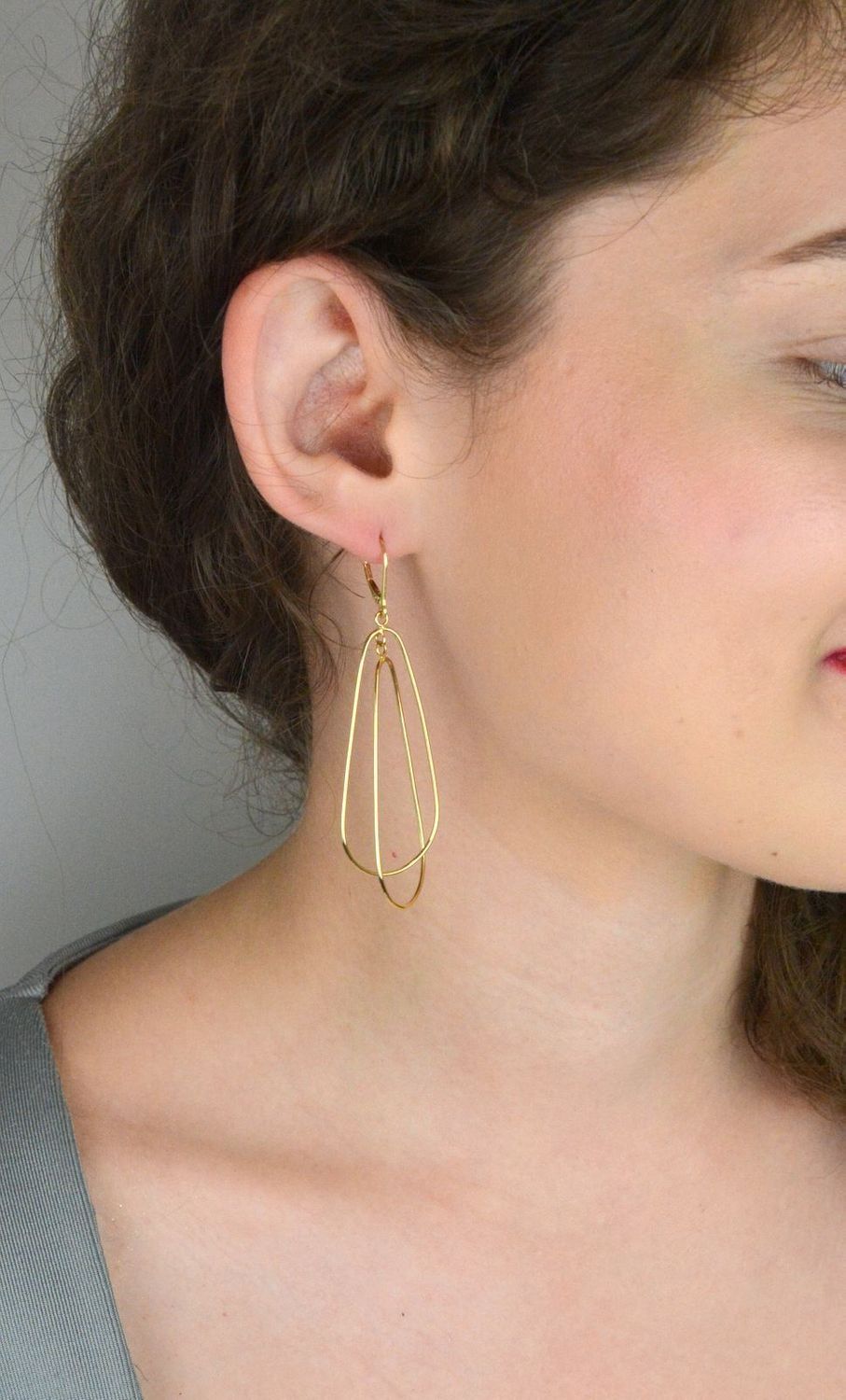 Eleganckie złote kolczyki damskie próby 585, długie owalne o długości 7,5 cm. Wygodne zapięcie typu bigiel angielski. Lekkie i stylowe – idealne na prezent.1.jpg